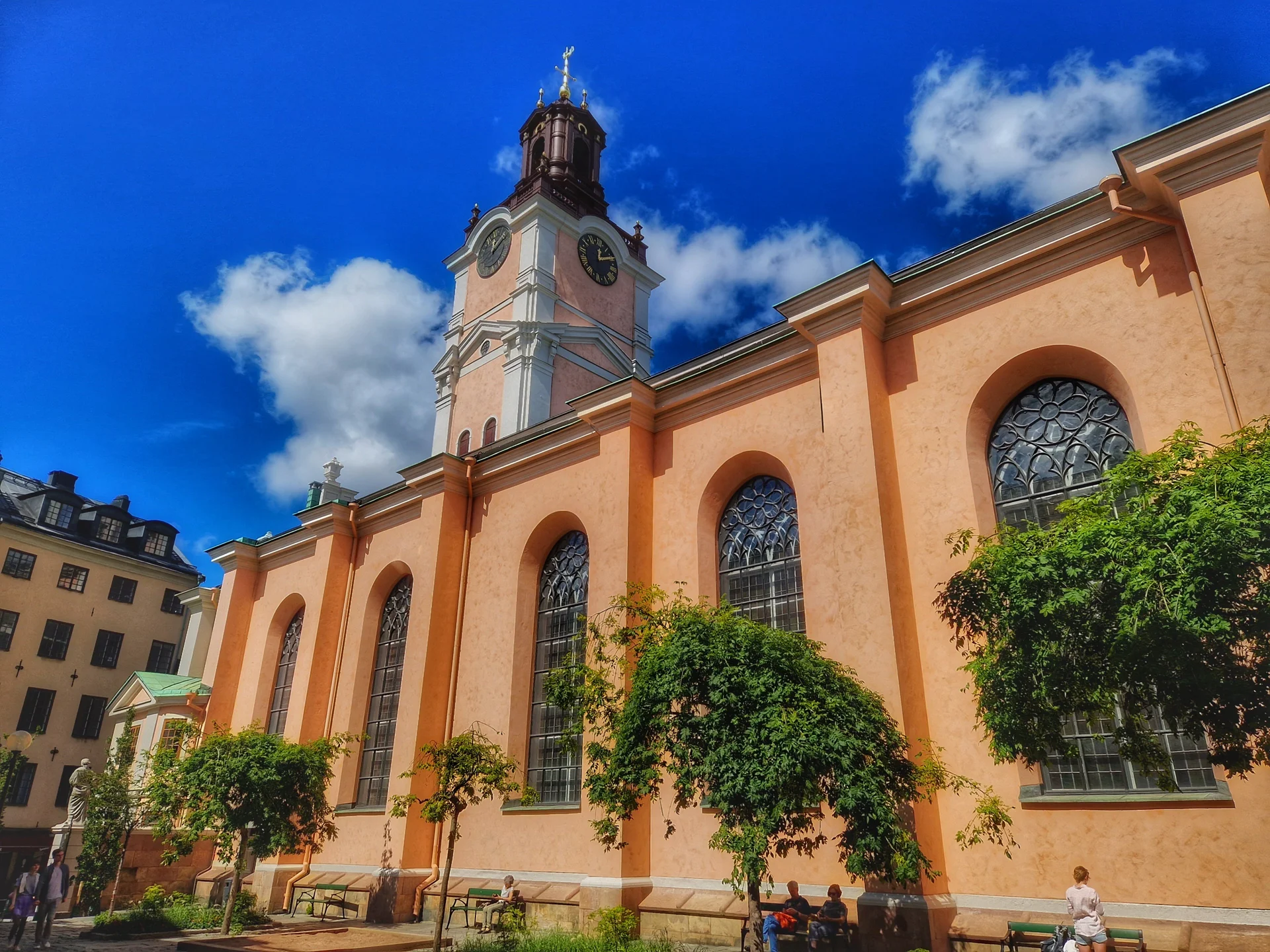 Stokyrkan med klocktorn och stora fönster i Gamla Stan under en stadsvandring en solig dag