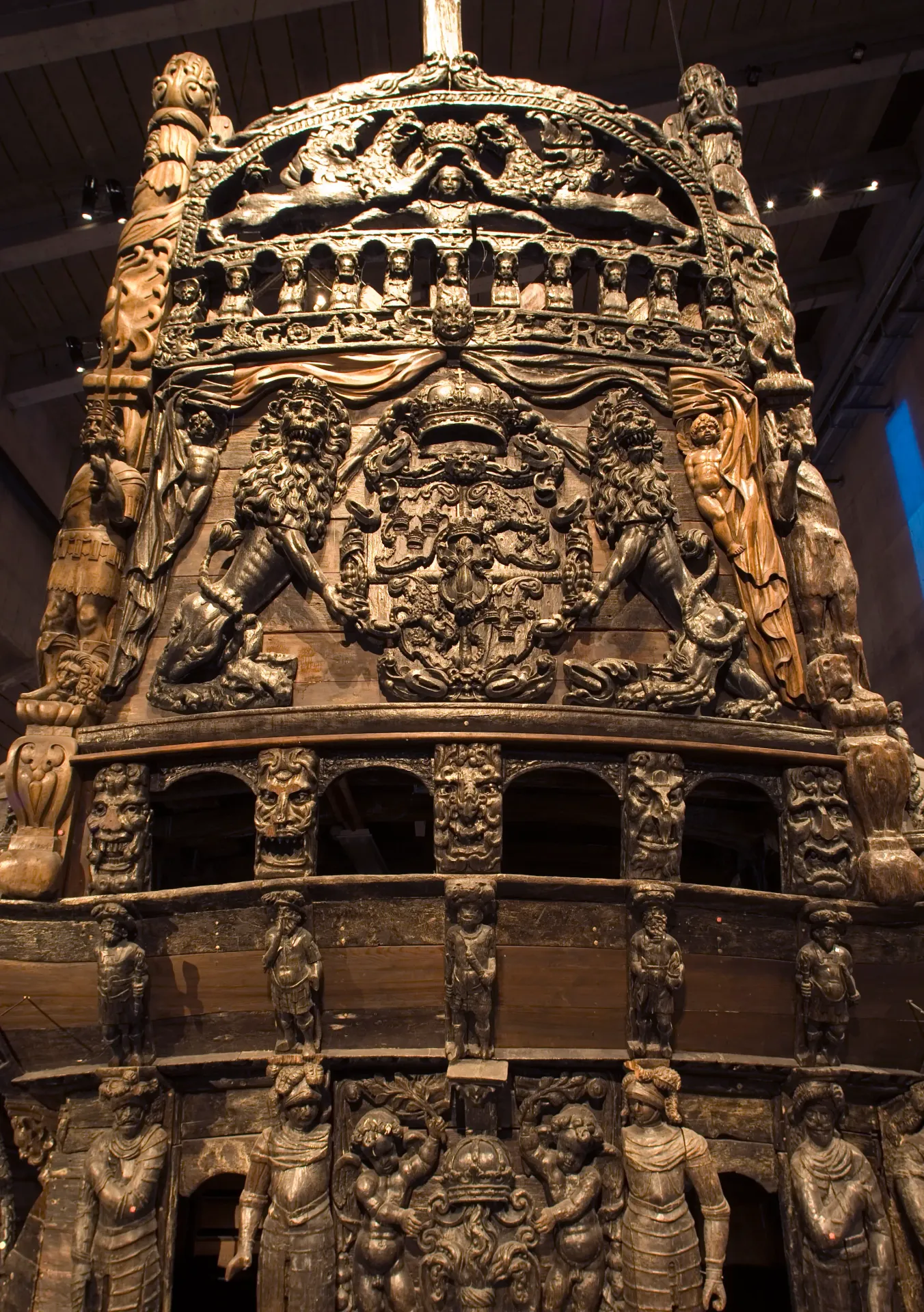 Detaljerad skulptur av aktern på Vasaskeppet. Lejon, krona och mänskliga figurer syns. Kanske från Vasamuseet