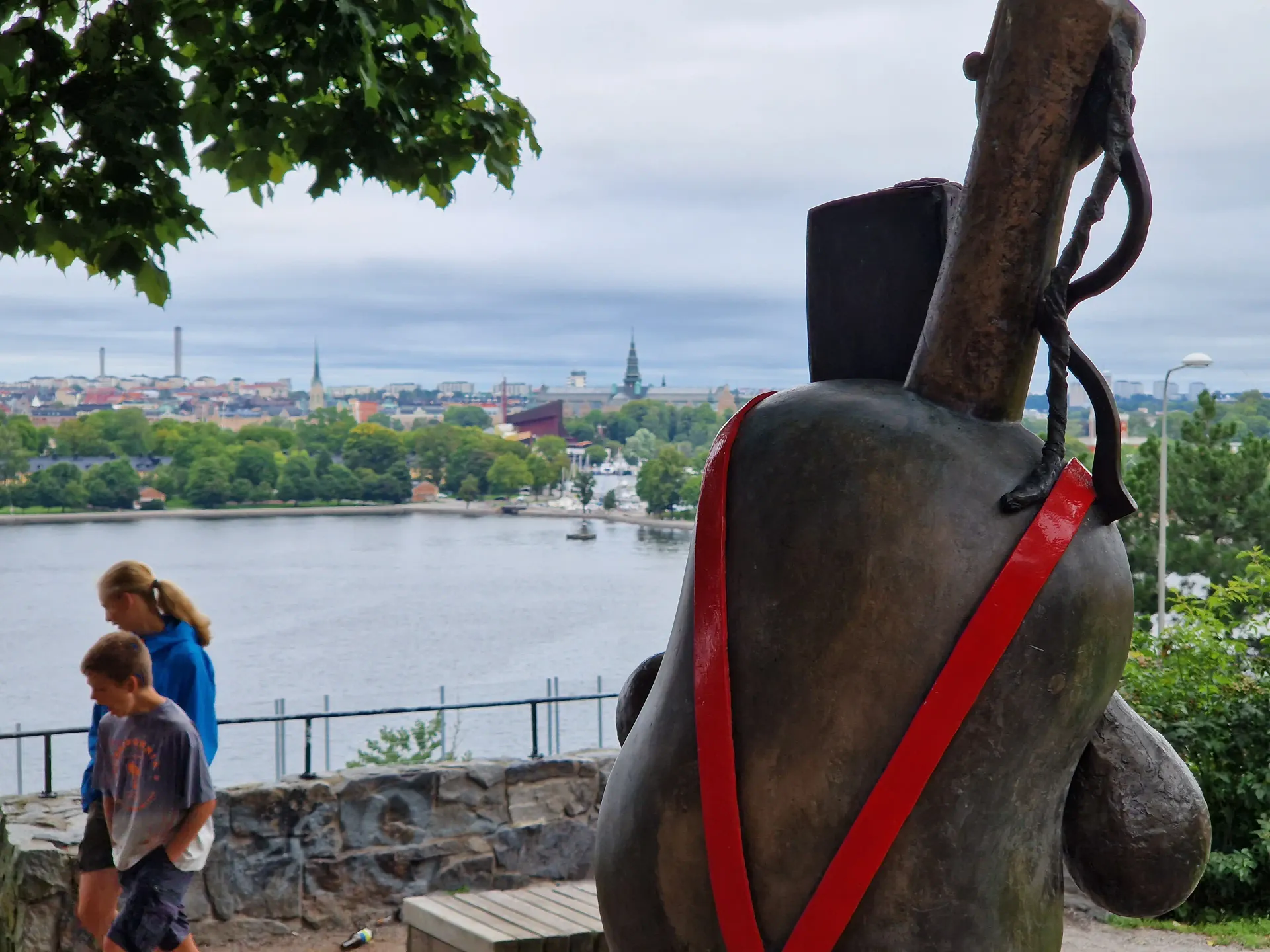 Staty med rött band. Södermalm i bakgrunden