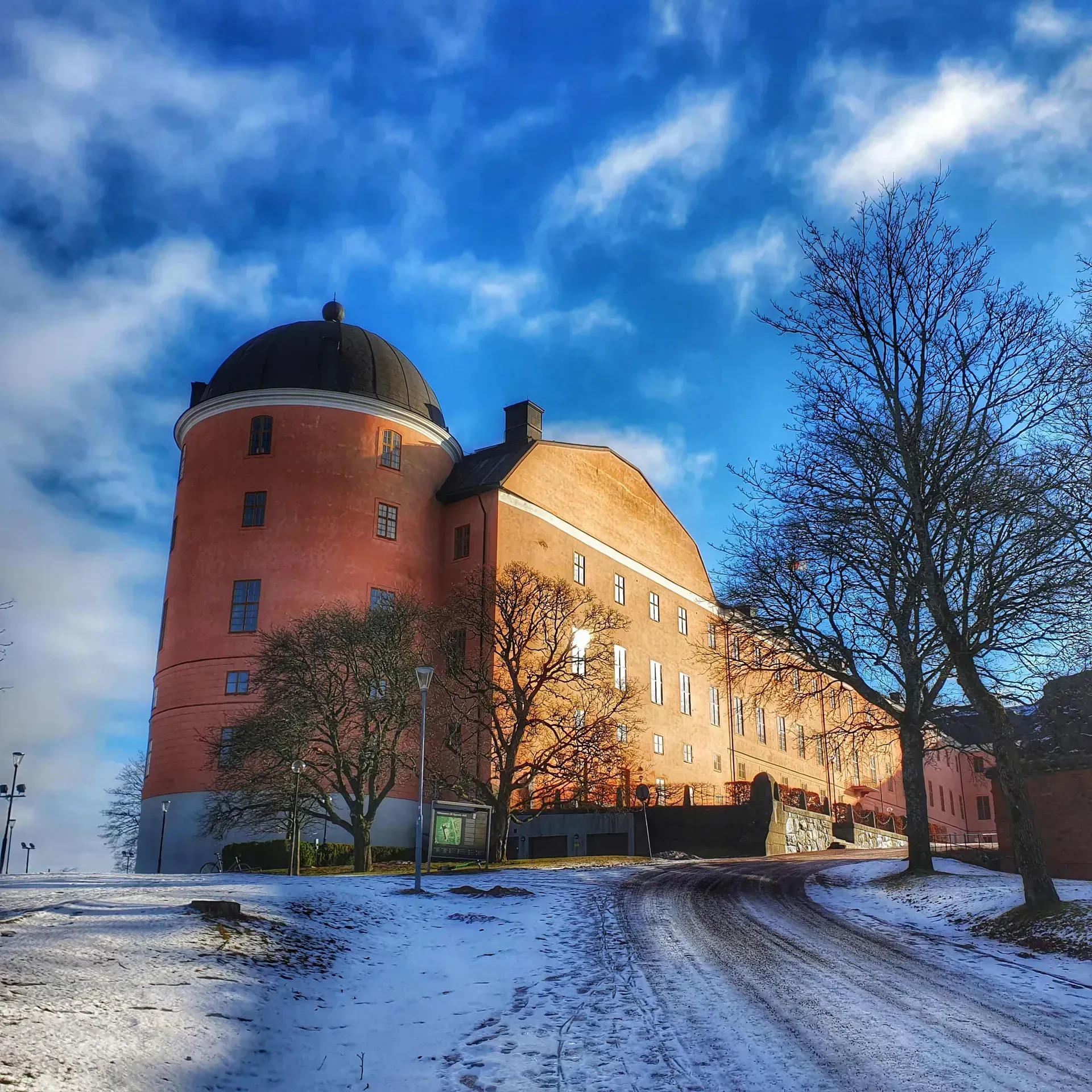 Uppsala slott med snö och blå himmel. Perfekt för en stadsvandring i Uppsala
